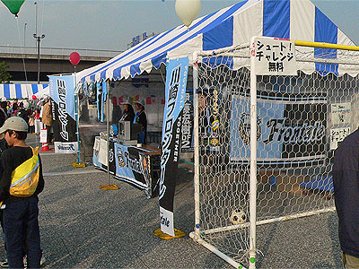 川崎フロンターレブース。等々力競技場で川崎フロンターレの試合がある際、ニコルからのMINIの展示が度々行われている。(クリックで拡大)